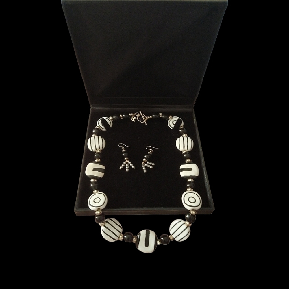 Kaazuri Kenya Hand Crafted BLACK & WHITE  Fair Trade Beaded Necklace & Earrings